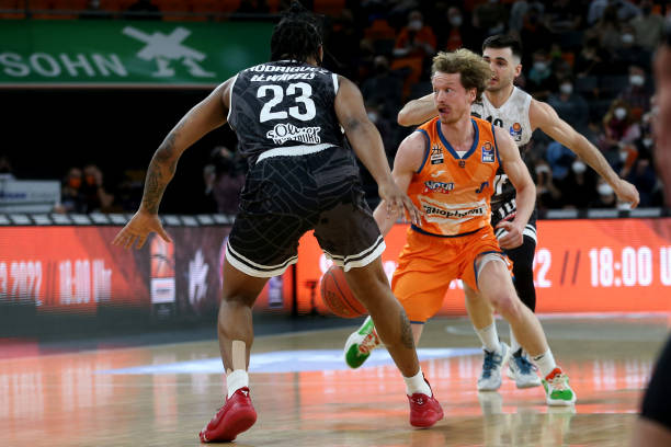 主帅在中场 主帅在中场